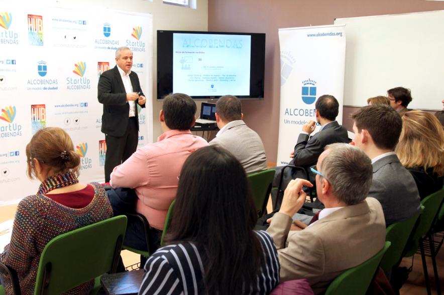 Clausura Ier Programa de Preincubación de Empresas - Imagen del ponente y los participantes.