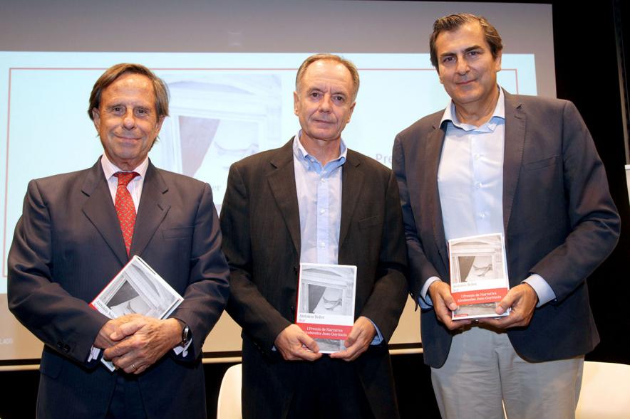 Ier Premio de Narrativa Alcobendas Juan Goytisolo 2018  Antonio Soler,  premiado, el alcalde García de Vinuesa, Fernando Martínez,  concejal de cultural,  con el  libro premiado.