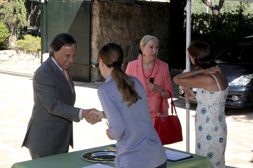 Entrega Premio Cámara de Comercio de Bélgica y Luxemburgo - Imagen del alcalde García de Vinuesa saludando a su llegada al lugar donde se celebra el acto.