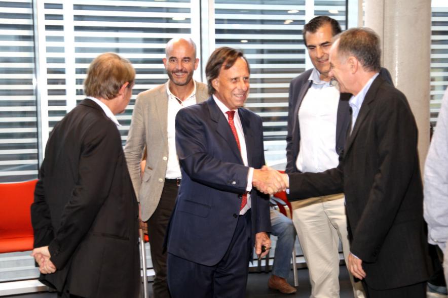 Ier Premio de Narrativa Alcobendas Juan Goytisolo 2018 - Instantánea de presentación entre el alcalde García de Vinuesa con Antonio Soler y  otras autoridades municipales. 