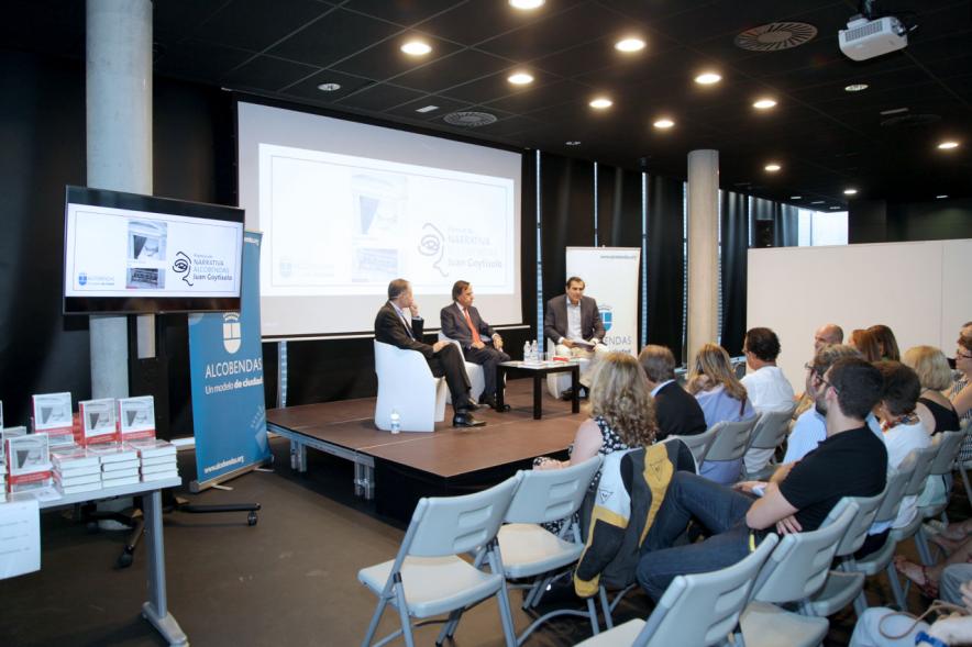 Ier Premio de Narrativa Alcobendas Juan Goytisolo 2018 - Imagen lateral de las  autoridades municipales, Antonio Soler y del público.