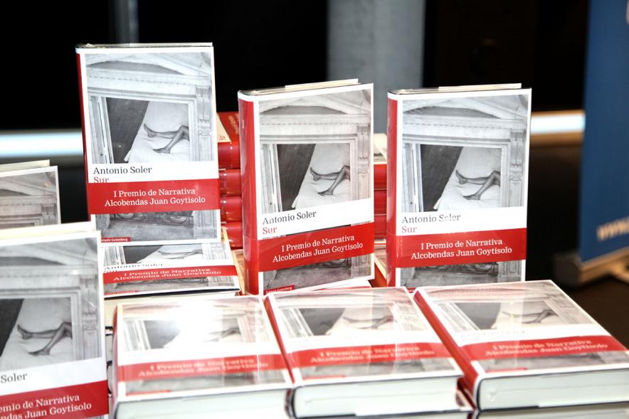 Ier Premio de Narrativa Alcobendas Juan Goytisolo 2018 - Primer plano de los ejemplares de Sur, la novela premiada.
