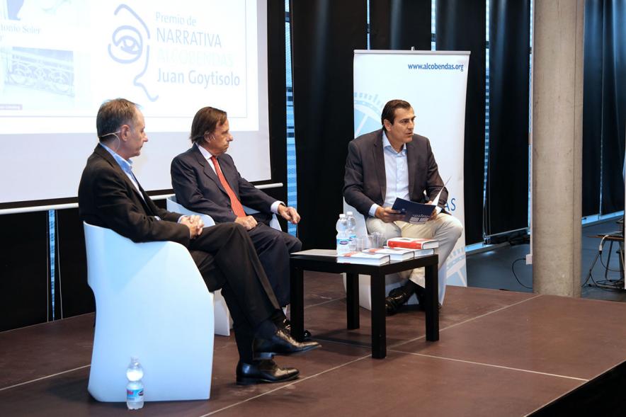 Ier Premio de Narrativa Alcobendas Juan Goytisolo 2018 - Imagen lateral de Antonio Soler,  premiado, el alcalde García de Vinuesa, Fernando Martínez,  concejal de cultural, dialogando.    
