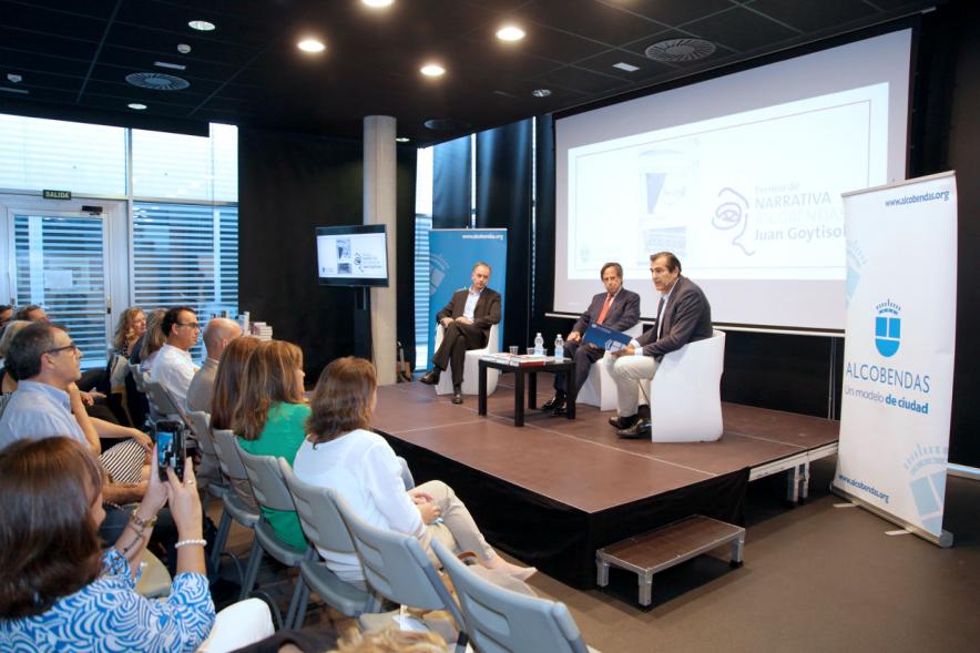 Ier Premio de Narrativa Alcobendas Juan Goytisolo 2018 - Imagen lateral de las  autoridades municipales, Antonio Soler y del público.