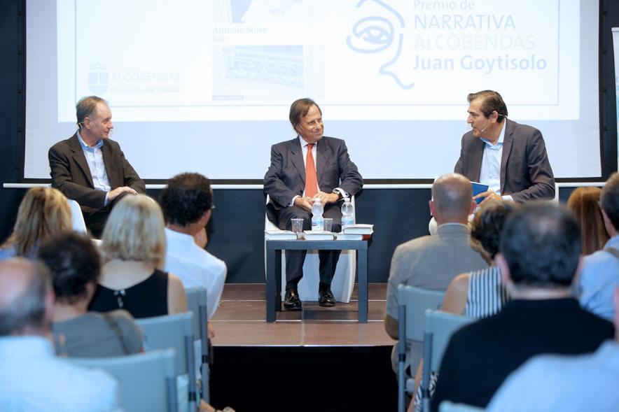 Ier Premio de Narrativa Alcobendas Juan Goytisolo 2018 - Antonio Soler,  premiado, el alcalde García de Vinuesa, Fernando Martínez,  concejal de cultural, dialogando.