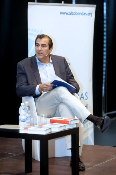 Ier Premio de Narrativa Alcobendas Juan Goytisolo 2018 - Primer plano del concejal de cultura Fernando Martínez.