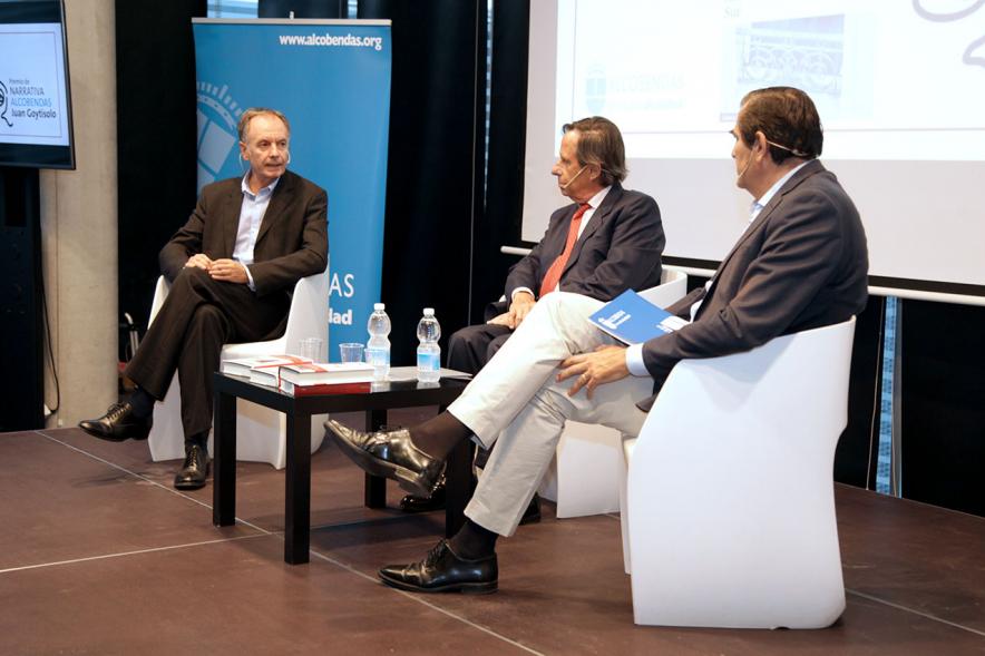 Ier Premio de Narrativa Alcobendas Juan Goytisolo 2018 - Imagen central de  Antonio Soler,  premiado, el alcalde García de Vinuesa, Fernando Martínez,  concejal de cultural, dialogando.     