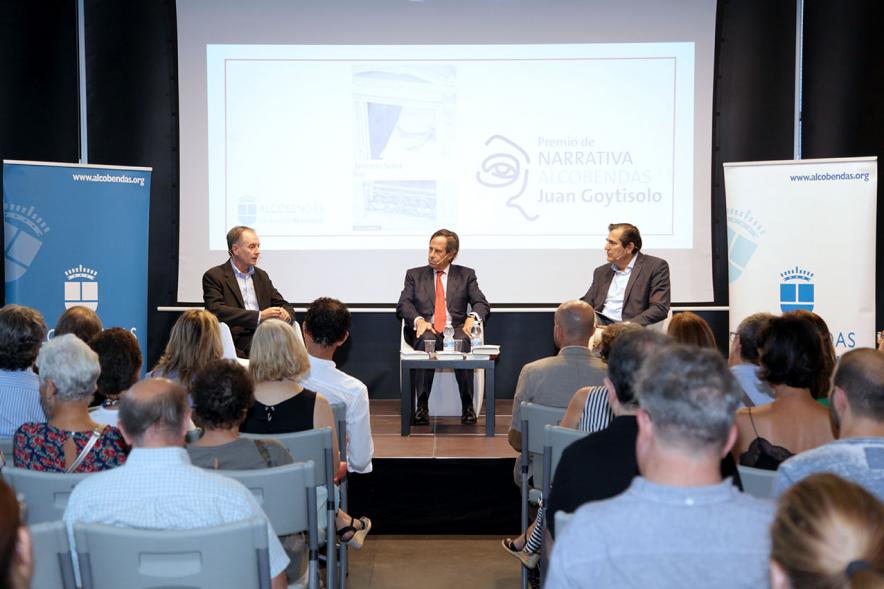 Ier Premio de Narrativa Alcobendas Juan Goytisolo 2018 -  Plano central de las  autoridades municipales, Antonio Soler y del público.