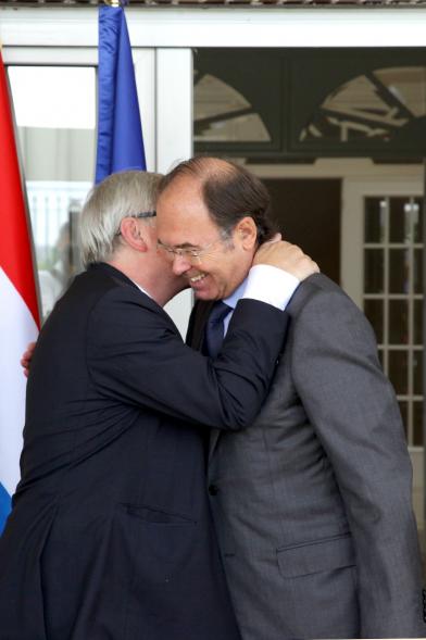 Entrega Premio Cámara de Comercio de Bélgica y Luxemburgo - Imagen del presidente del Senado Pío García-Escudero saludando a otra persona.