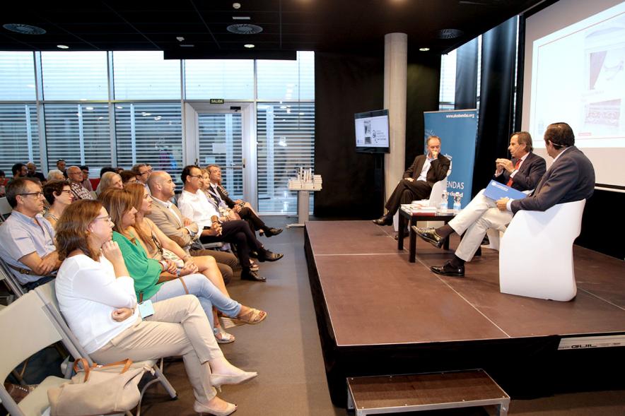 Ier Premio de Narrativa Alcobendas Juan Goytisolo 2018 - Imagen lateral de las  autoridades municipales, Antonio Soler y del público.