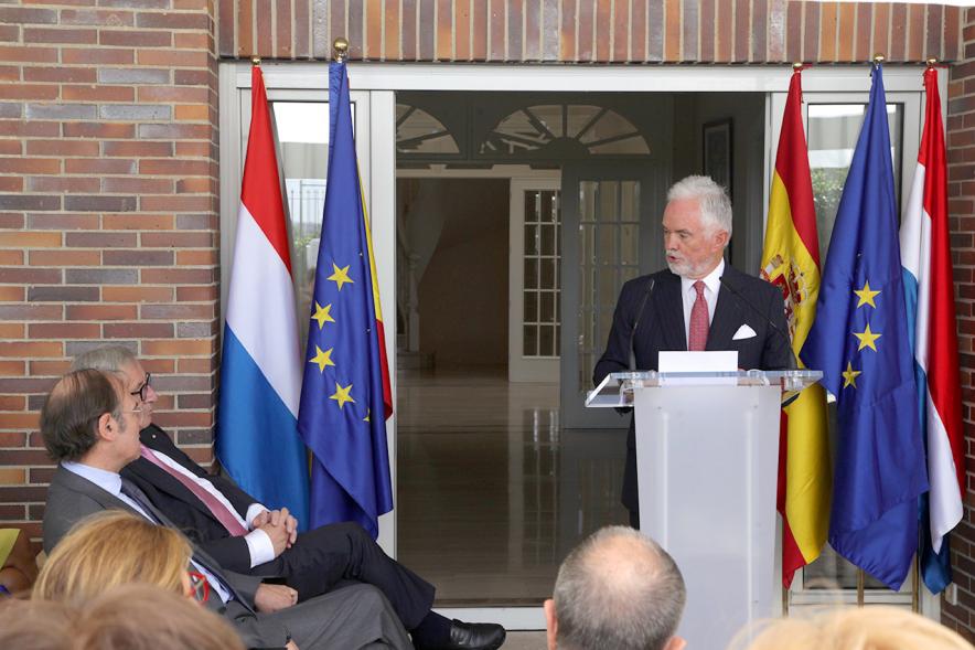 Entrega Premio Cámara de Comercio de Bélgica y Luxemburgo - Imagen de una de las personalidades asistente al acto dirigiéndose al público.