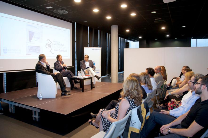 Ier Premio de Narrativa Alcobendas Juan Goytisolo 2018 - Imagen lateral de Antonio Soler,  premiado, el alcalde García de Vinuesa, Fernando Martínez,  concejal de cultural.