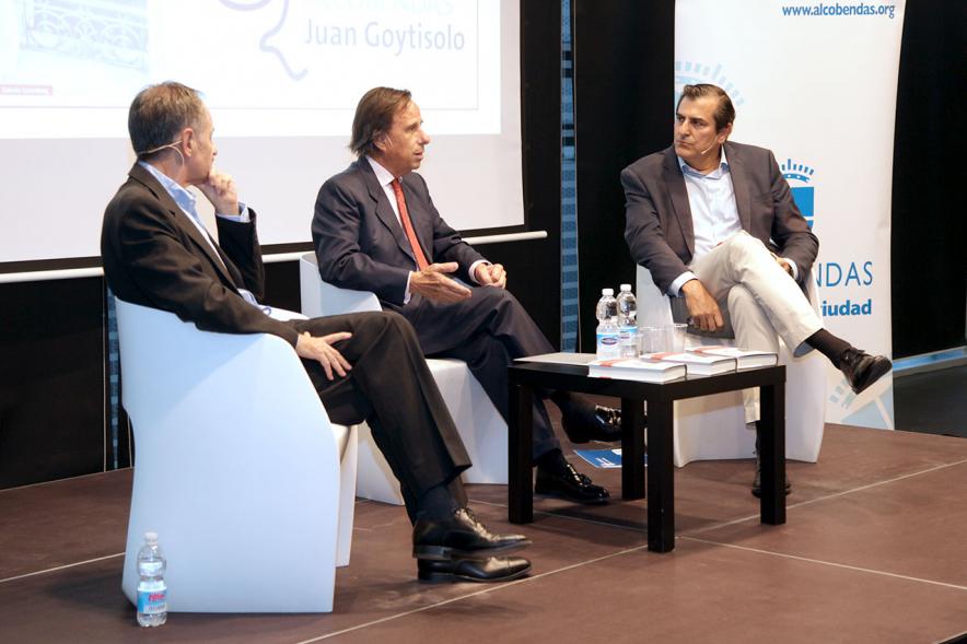 Ier Premio de Narrativa Alcobendas Juan Goytisolo 2018 - Antonio Soler,  premiado, el alcalde García de Vinuesa, Fernando Martínez,  concejal de cultural, dialogando.  