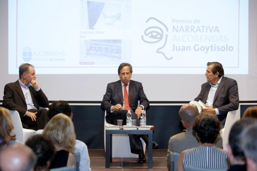 Ier Premio de Narrativa Alcobendas Juan Goytisolo 2018 - Antonio Soler,  premiado, el alcalde García de Vinuesa, Fernando Martínez,  concejal de cultural, dialogando.  