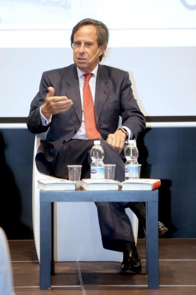 Ier Premio de Narrativa Alcobendas Juan Goytisolo 2018 - Primer plano del alcalde García de Vinuesa.