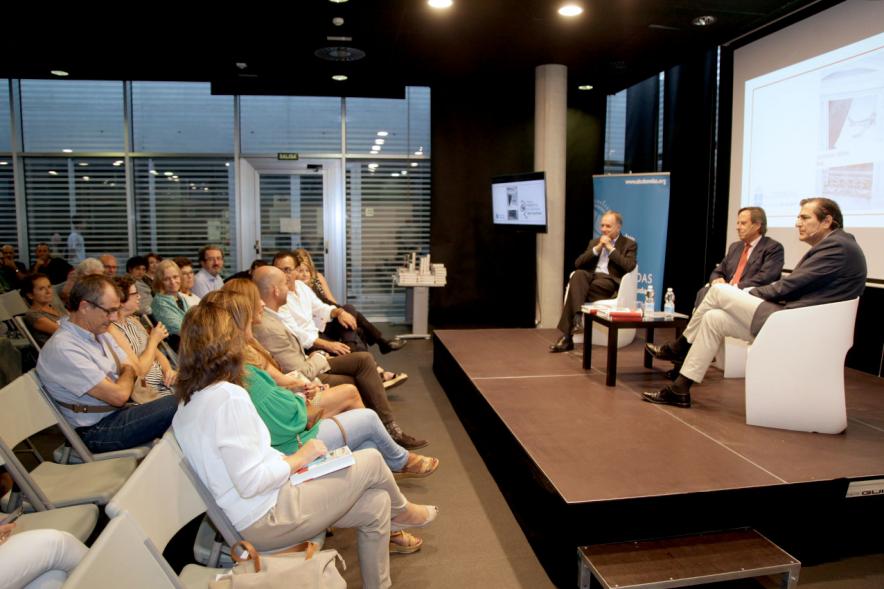 Ier Premio de Narrativa Alcobendas Juan Goytisolo 2018 - Imagen lateral de las  autoridades municipales, Antonio Soler y del público.