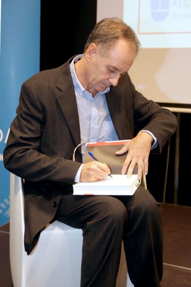 Ier Premio de Narrativa Alcobendas Juan Goytisolo 2018 - Primer plano de Antonio Soler firmando un ejemplar de su libro.