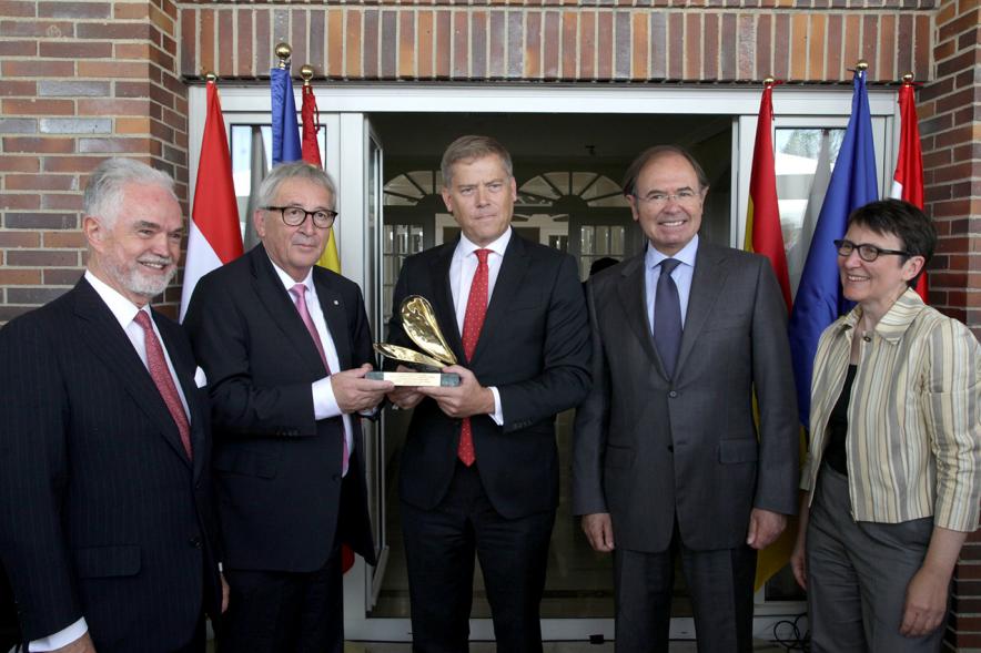 Entrega Premio Cámara de Comercio de Bélgica y Luxemburgo - Imagen del premiado posando con algunas de las autoridades asistentes al acto.