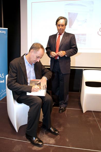 Ier Premio de Narrativa Alcobendas Juan Goytisolo 2018 - Imagen de Antonio Soler firmando un ejemplar al alcalde García de Vinuesa.