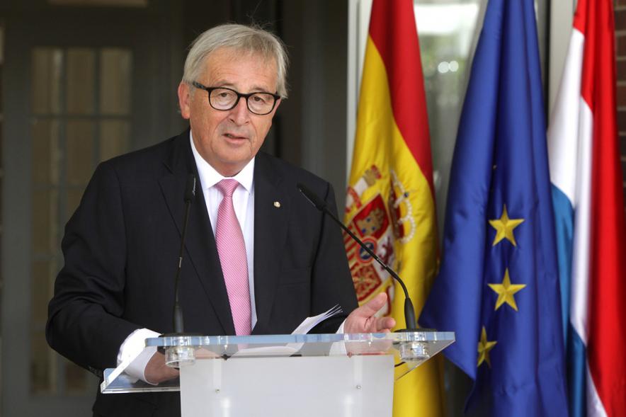 Entrega Premio Cámara de Comercio de Bélgica y Luxemburgo - Imagen de una de las personalidades asistente al acto dirigiéndose al público.
