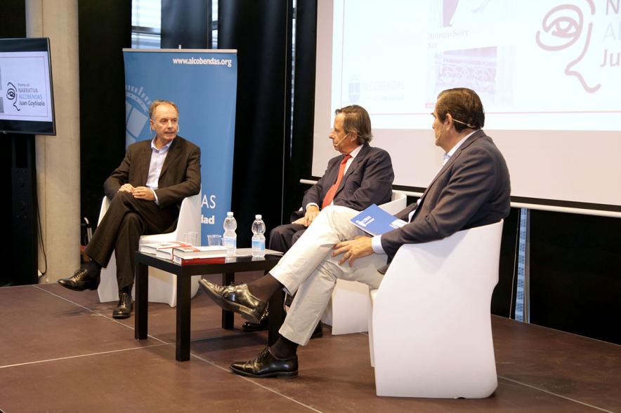 Ier Premio de Narrativa Alcobendas Juan Goytisolo 2018 -  Imagen lateral de Antonio Soler,  premiado, el alcalde García de Vinuesa, Fernando Martínez,  concejal de cultural.
