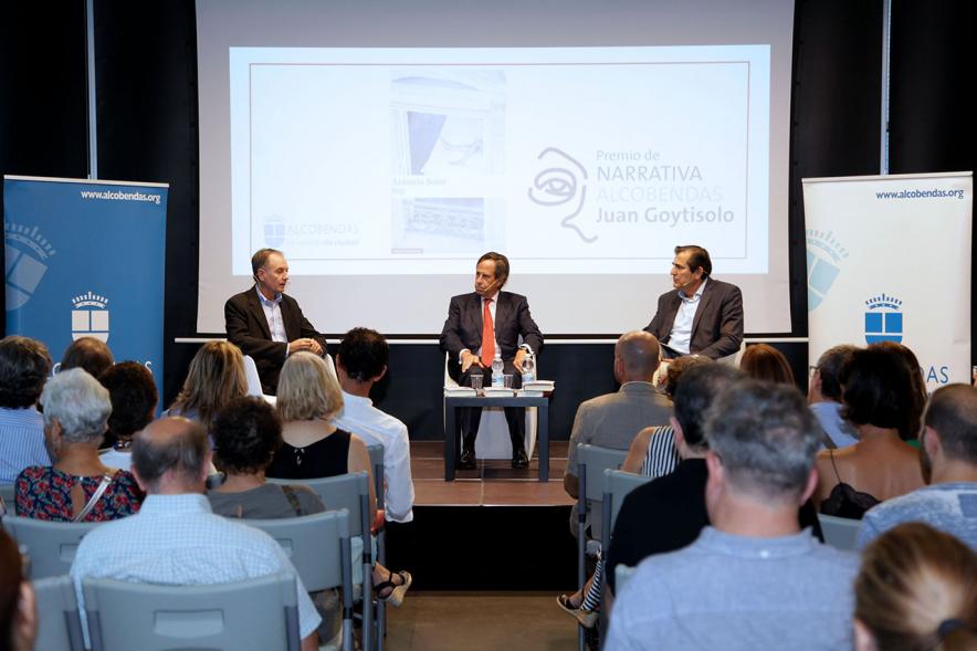 Ier Premio de Narrativa Alcobendas Juan Goytisolo 2018 - Plano central de las  autoridades municipales, Antonio Soler y del público.