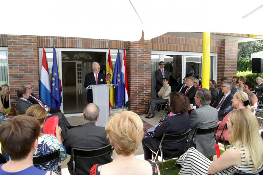 Entrega Premio Cámara de Comercio de Bélgica y Luxemburgo - Imagen de una de las personalidades asistente al acto dirigiéndose al público.