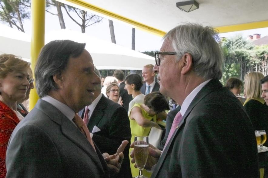 Entrega Premio Cámara de Comercio de Bélgica y Luxemburgo - Imagen del alcalde García de Vinuesa charlando con una persona.