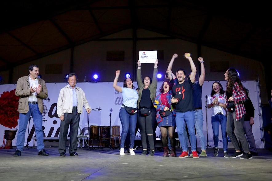 Premiados celebrando
