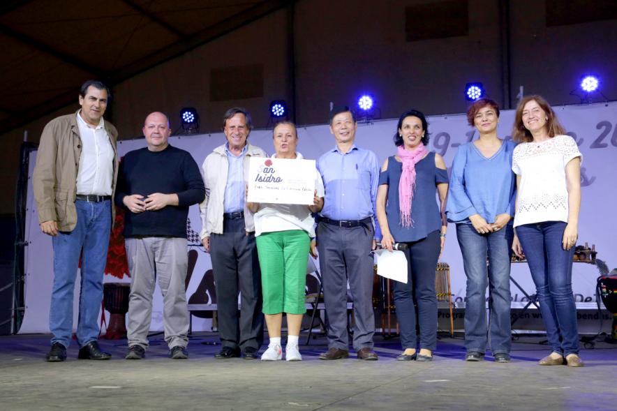 Miembros del consistorio con ganadores del premio