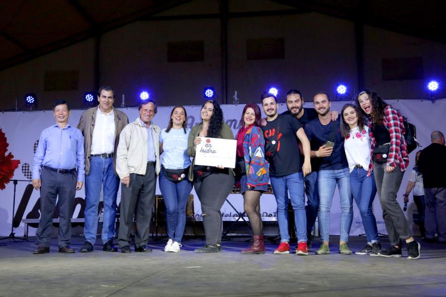 Miembros del consistorio posan con los premiados