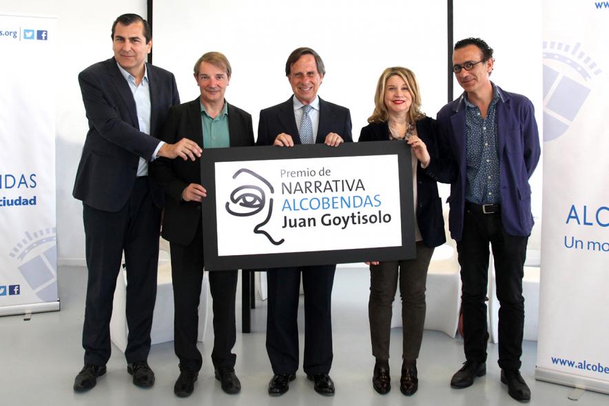 Presentación Premio de Narrativa Alcobendas - Juan Goytisolo - Imagen del alcalde García de Vinuesa acompañado de otras personalidades sujetando el logo que han presentado para el premio.