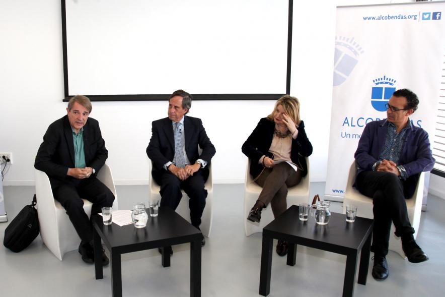 Presentación Premio de Narrativa Alcobendas - Juan Goytisolo - Imagen del alcalde García de Vinuesa acompañado de otras personalidades.