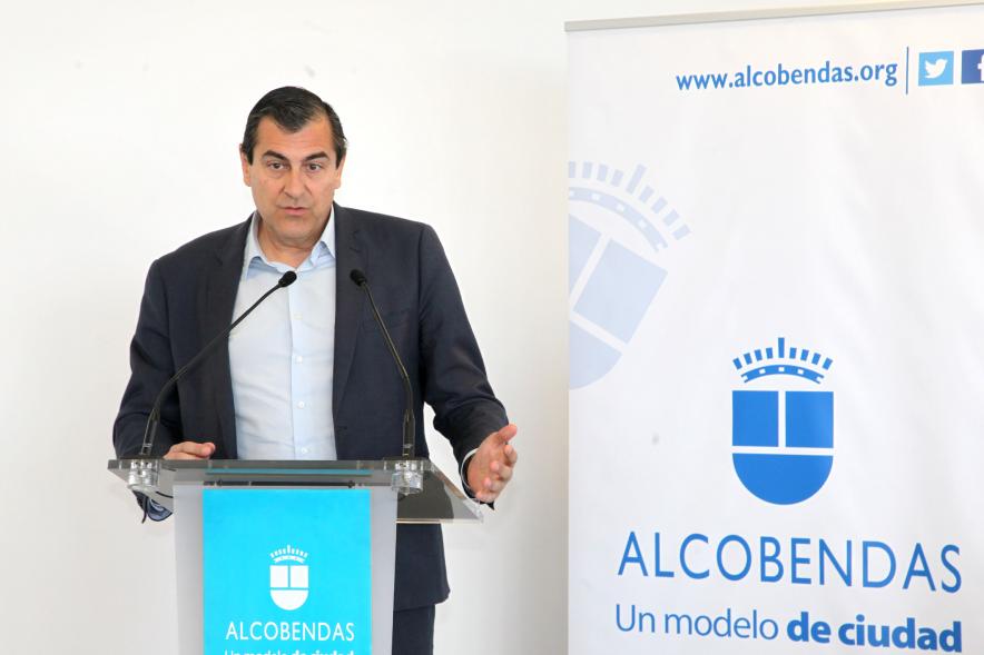 Presentación Premio de Narrativa Alcobendas - Juan Goytisolo - Imagen de una de las personalidades asistentes al acto hablando al público presente.