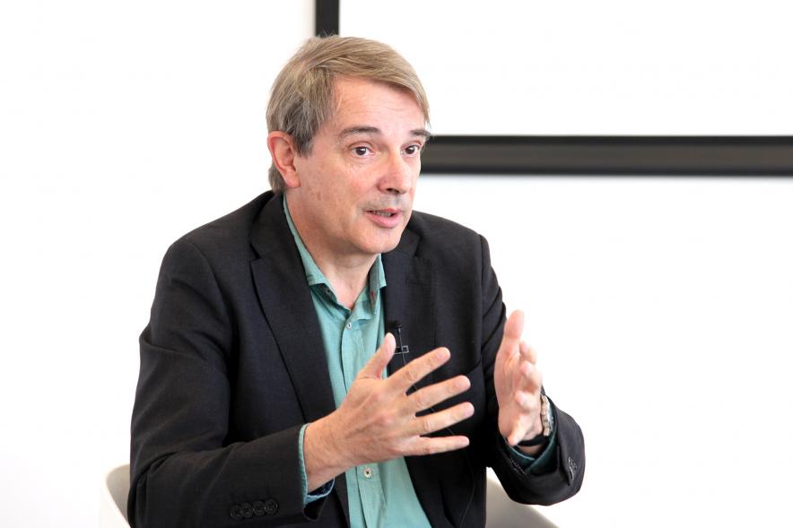 Presentación Premio de Narrativa Alcobendas - Juan Goytisolo - Imagen de una de las personalidades asistentes al acto dirigiéndose al público.