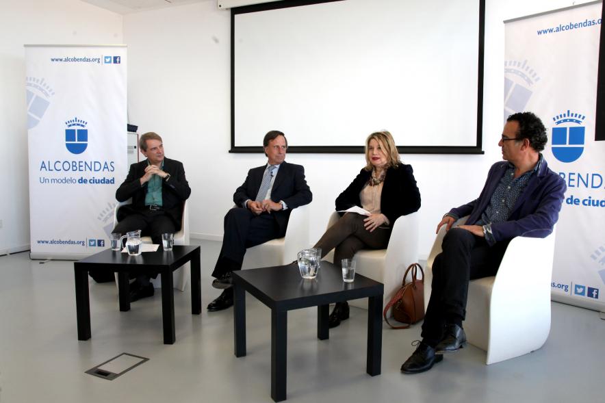 Presentación Premio de Narrativa Alcobendas - Juan Goytisolo - Imagen del alcalde García de Vinuesa acompañado de otras personalidades.