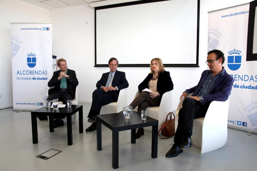 Presentación Premio de Narrativa Alcobendas - Juan Goytisolo -  Imagen del alcalde García de Vinuesa acompañado de otras personalidades.