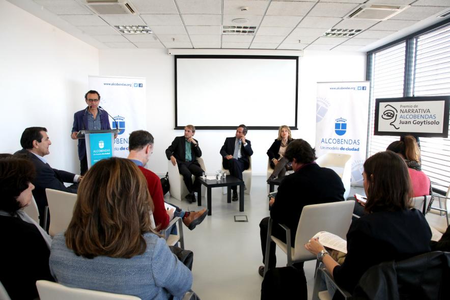 Presentación Premio de Narrativa Alcobendas - Juan Goytisolo - Imagen de una de las personalidades asistentes al acto dirigiéndose al público.