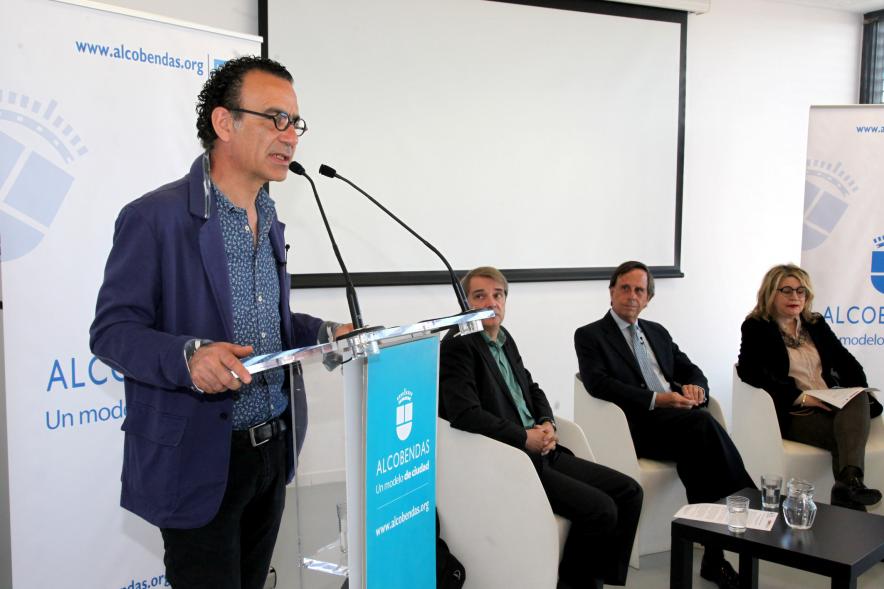 Presentación Premio de Narrativa Alcobendas - Juan Goytisolo - Imagen de una de las personalidades asistentes al acto dirigiéndose al público.