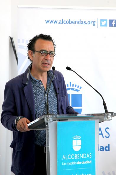 Presentación Premio de Narrativa Alcobendas - Juan Goytisolo - Imagen de una de las personalidades asistentes al acto dirigiéndose al público.de una de las personalidades asistentes al acto dirigiéndose al público.