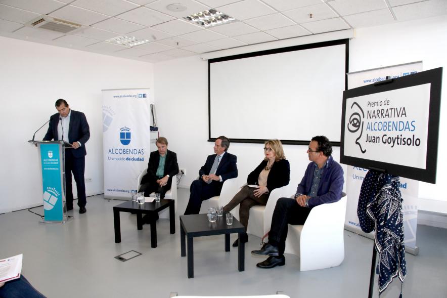 Presentación Premio de Narrativa Alcobendas - Juan Goytisolo - Imagen de una de las personalidades asistentes al acto dirigiéndose al público.
