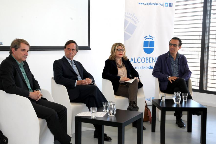 Presentación Premio de Narrativa Alcobendas - Juan Goytisolo -  Imagen del alcalde García de Vinuesa acompañado de otras personalidades.