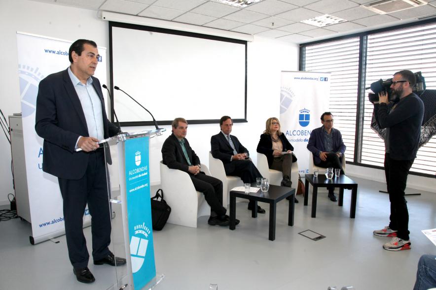 Presentación Premio de Narrativa Alcobendas - Juan Goytisolo - Imagen de una de las personalidades asistentes al acto dirigiéndose al público.