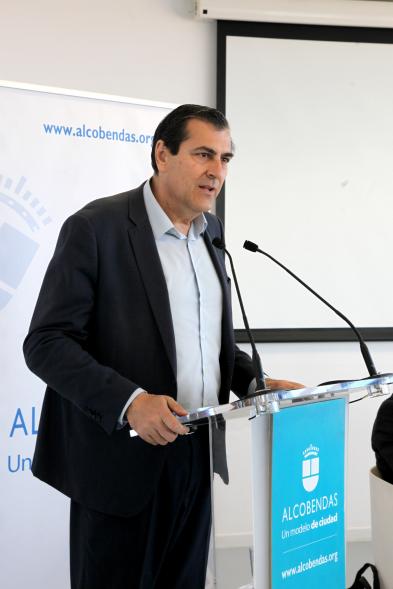 Presentación Premio de Narrativa Alcobendas - Juan Goytisolo - Imagen de una de las personalidades asistentes al acto dirigiéndose al público.