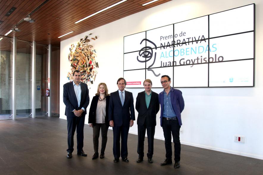 Presentación Premio de Narrativa Alcobendas - Juan Goytisolo - Imagen del alcalde García de Vinuesa acompañado de otras personalidades posando delante del logo.
