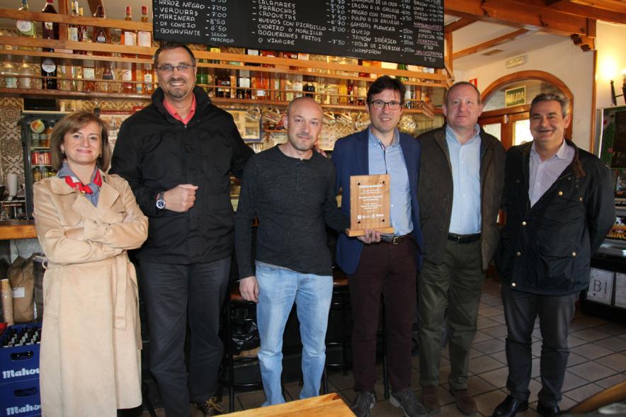 Entrega Premio Tapeando Alcobendas con Mahou - Posado grupal, las autoridades municipales,  representante de AICA y el dueño del mesón.