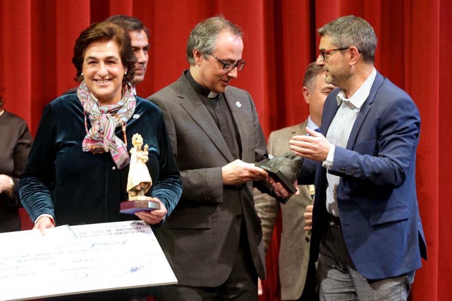 Alcalde Rafael Sánchez haciendo entrega de los premios. 