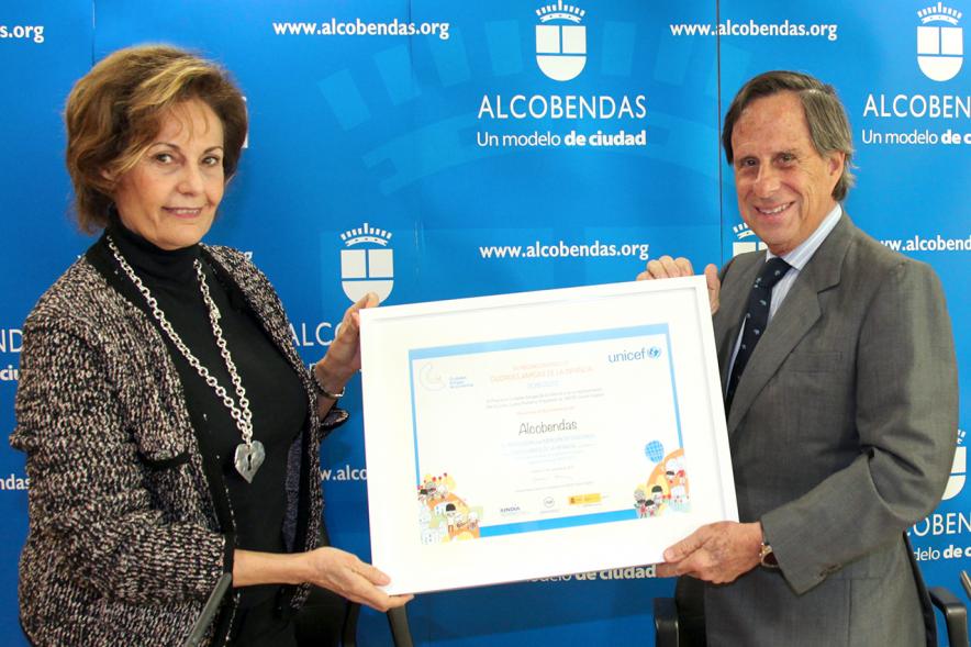 Premio Mención de Excelencia como Ciudad Amiga de la Infancia - Imagen del alcalde García de Vinuesa y la representante de UNICEF mostrando el diploma.