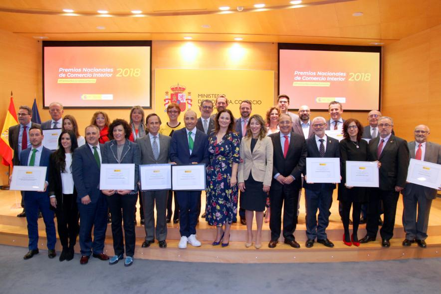 Entrega Premios Nacionales de Comercio Interior 2018 -   Imagen foto conjunta de todos los premiados junto a las autoridades que han entregado los premios.