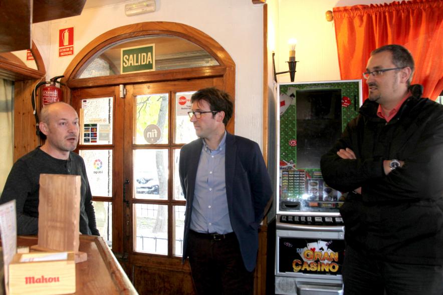 Entrega Premio Tapeando Alcobendas con Mahou - Imagen del dueño del mesón hablando con las autoridades municipales.